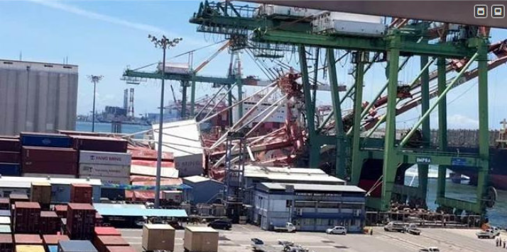 Burst! A container ship crashed into the Kaohsiung Wharf and the crane collapsed(图1)