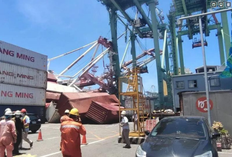 Burst! A container ship crashed into the Kaohsiung Wharf and the crane collapsed(图2)
