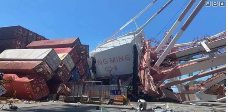 Burst! A container ship crashed into the Kaohsiung Wharf and the crane collapsed(图3)