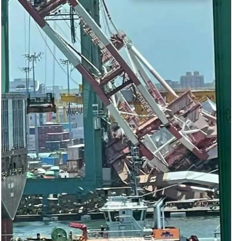 Burst! A container ship crashed into the Kaohsiung Wharf and the crane collapsed(图4)