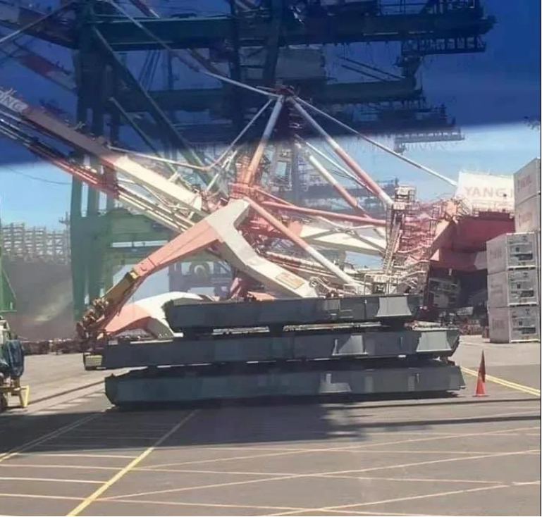 Burst! A container ship crashed into the Kaohsiung Wharf and the crane collapsed(图5)