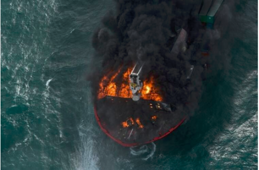 The new ship just extinguished the fire, and turned around it was a shocking explosion!(图2)