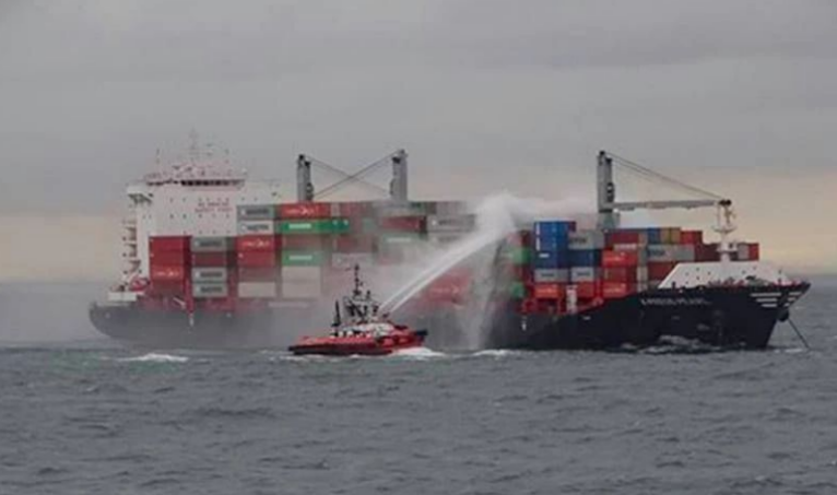 After burning for 5 days, this container ship suddenly exploded!(图1)